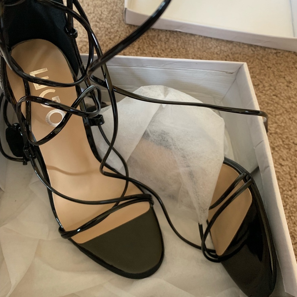 Who lace up high heels